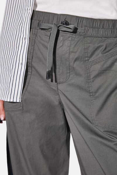 Pantalon cargo gris de Street One, avec cordon de serrage à la taille et poches latérales.