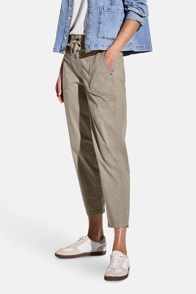 Beige cargobroek van STREET ONE, met trekkoord, zakken en opgerolde zomen.
