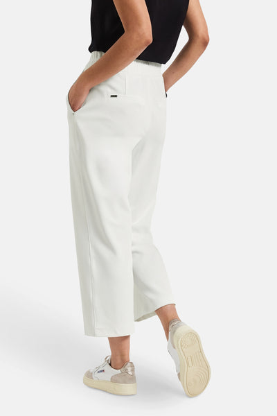 Pantalon blanc de Street One, avec poches et coupe ample, porté avec un t-shirt noir et des baskets basses.