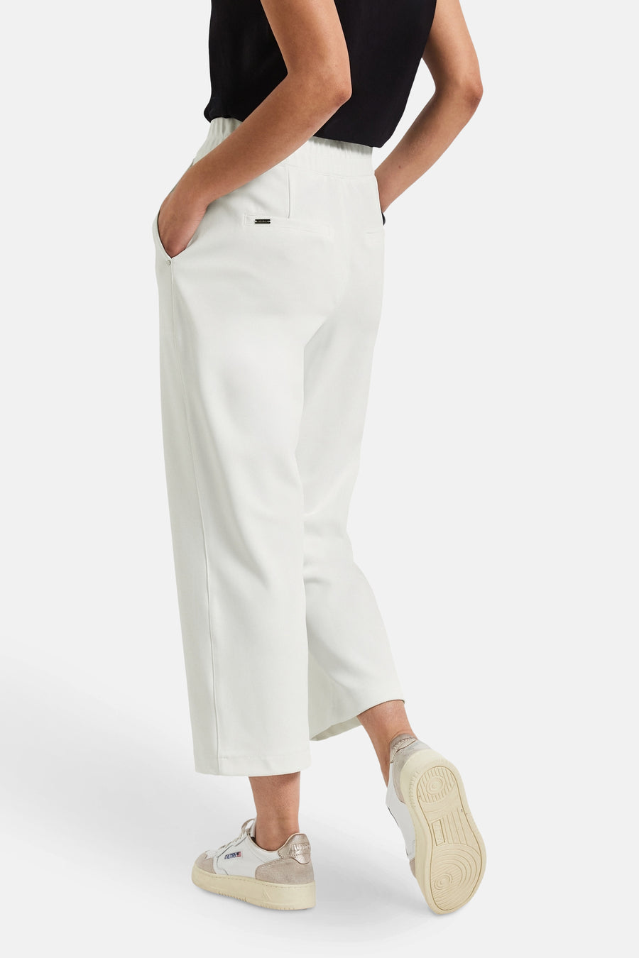 Pantalon blanc de Street One, avec poches et coupe ample, porté avec un t-shirt noir et des baskets basses.