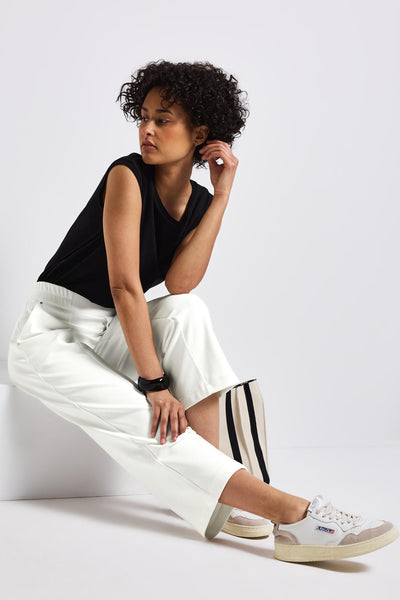 Pantalon blanc de Street One avec rayures noires et beige sur le côté, porté avec un t-shirt noir.