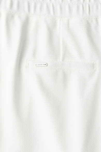 Pantalon blanc de Street One avec poche arrière passepoilée et texture subtile en chevron.