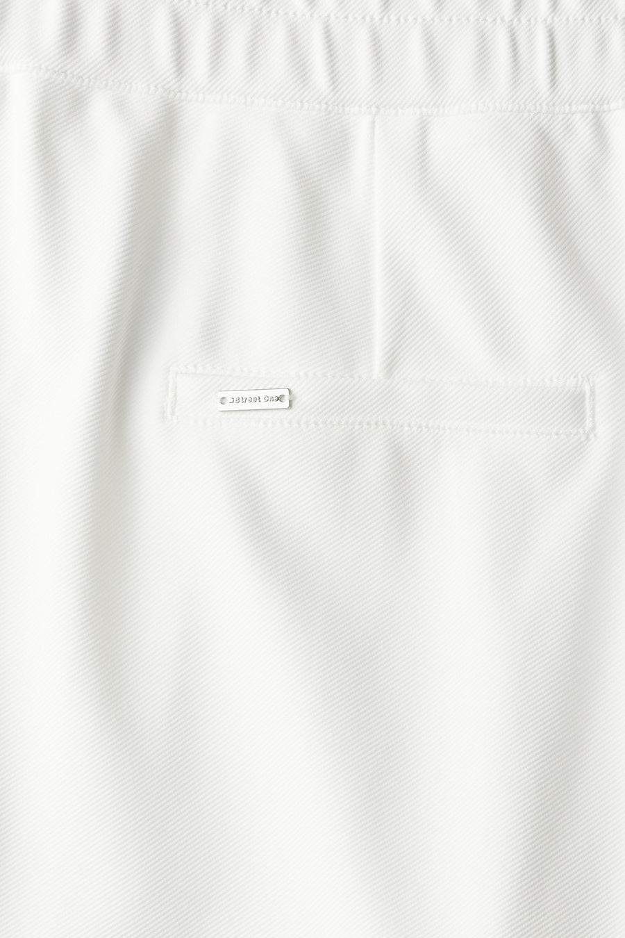 Pantalon blanc de Street One avec poche arrière passepoilée et texture subtile en chevron.