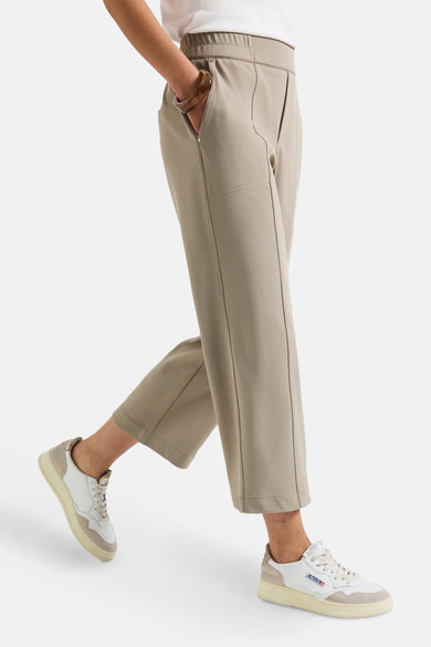 Pantalon beige de STREET ONE, coupe décontractée, porté avec des baskets blanches, vue de côté.
