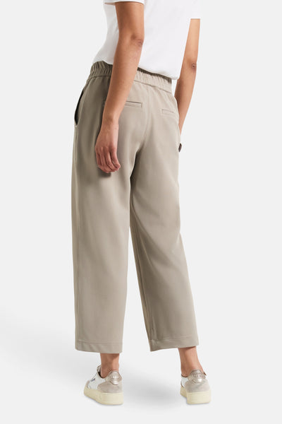 Pantalon beige de Street One, coupe ample, avec taille élastique et poches arrières, porté avec un t-shirt blanc.
