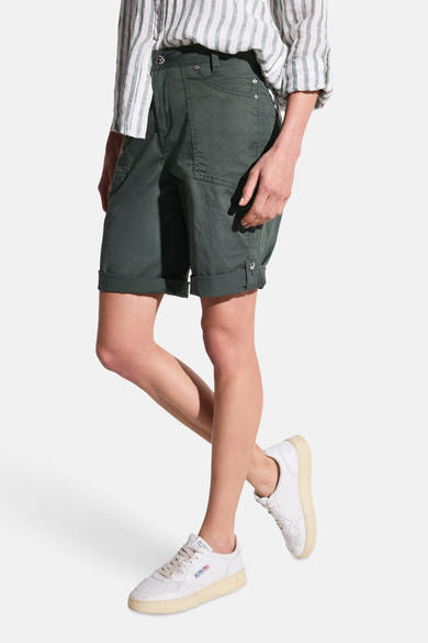 Bermuda kaki de STREET ONE, avec revers aux genoux et détails de poches cargo.