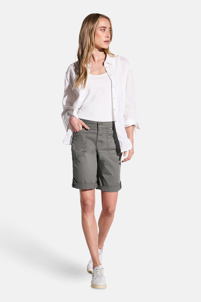 Bermuda gris de Street One, porté avec un t-shirt blanc et une chemise blanche à manches longues.