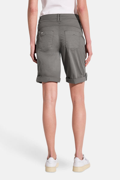Bermuda gris de STREET ONE, avec ourlets retroussés, vu de dos.