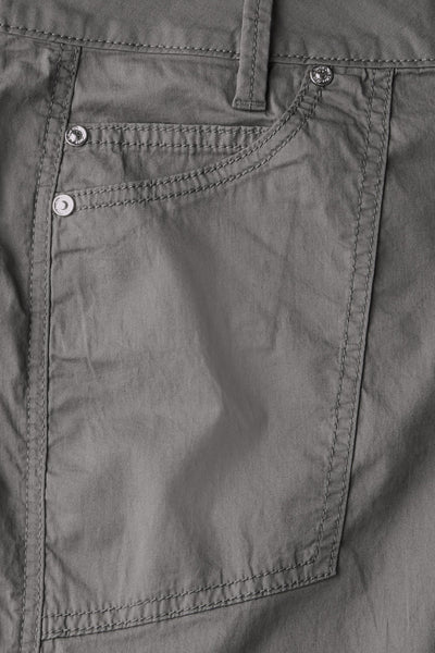 Bermuda gris de Street One, avec poche cargo plaquée et surpiqûres apparentes.