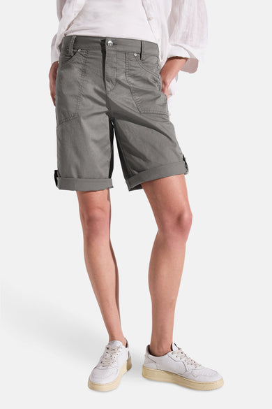 Bermuda gris de STREET ONE, avec ourlets retroussés et poches cargo, porté avec une chemise blanche.