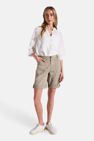 Beige Bermuda van STREET ONE, gedragen met een wit linnen overhemd en witte sneakers.