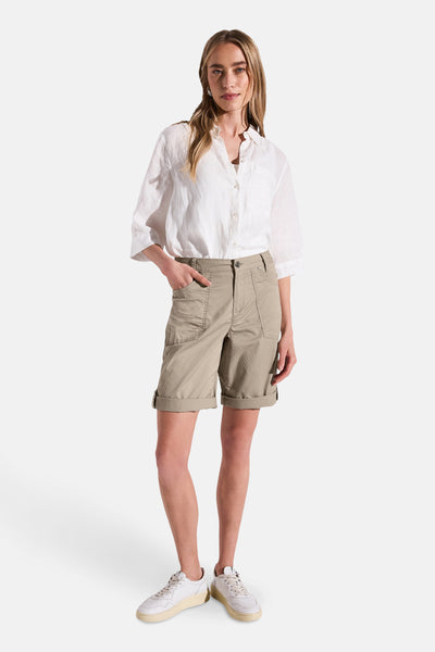 Beige Bermuda van STREET ONE, gedragen met een wit linnen overhemd en witte sneakers.