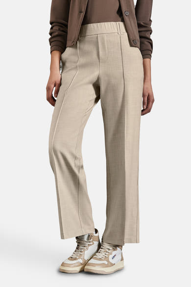 Beige broek van STREET ONE, met decoratieve verticale naden, gedragen met een bruin jasje en witte sneakers.