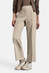 Beige broek van STREET ONE, met decoratieve verticale naden, gedragen met een bruin jasje en witte sneakers.