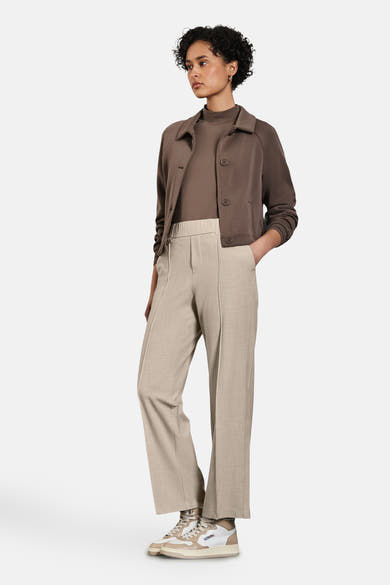 Pantalon beige de STREET ONE, avec coutures verticales décoratives, porté avec une veste marron et des baskets blanches.

