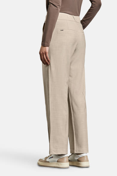 Beige broek van Street One, rechte pasvorm, met split aan de achterkant en gedragen met een bruin topje en sneakers.