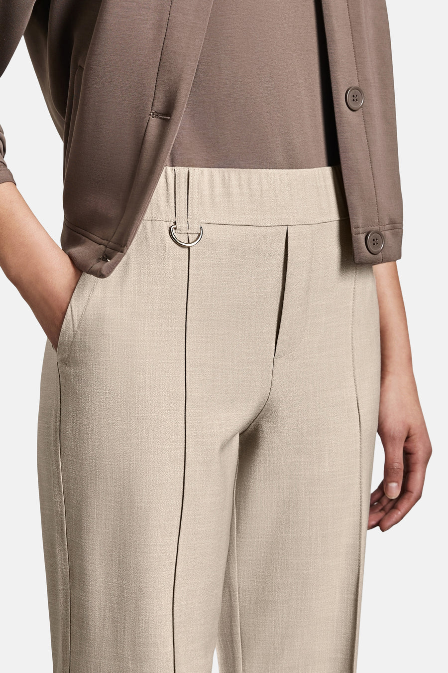 Beige broek, van STREET ONE, met plooien en een decoratieve gesp aan de taille.
