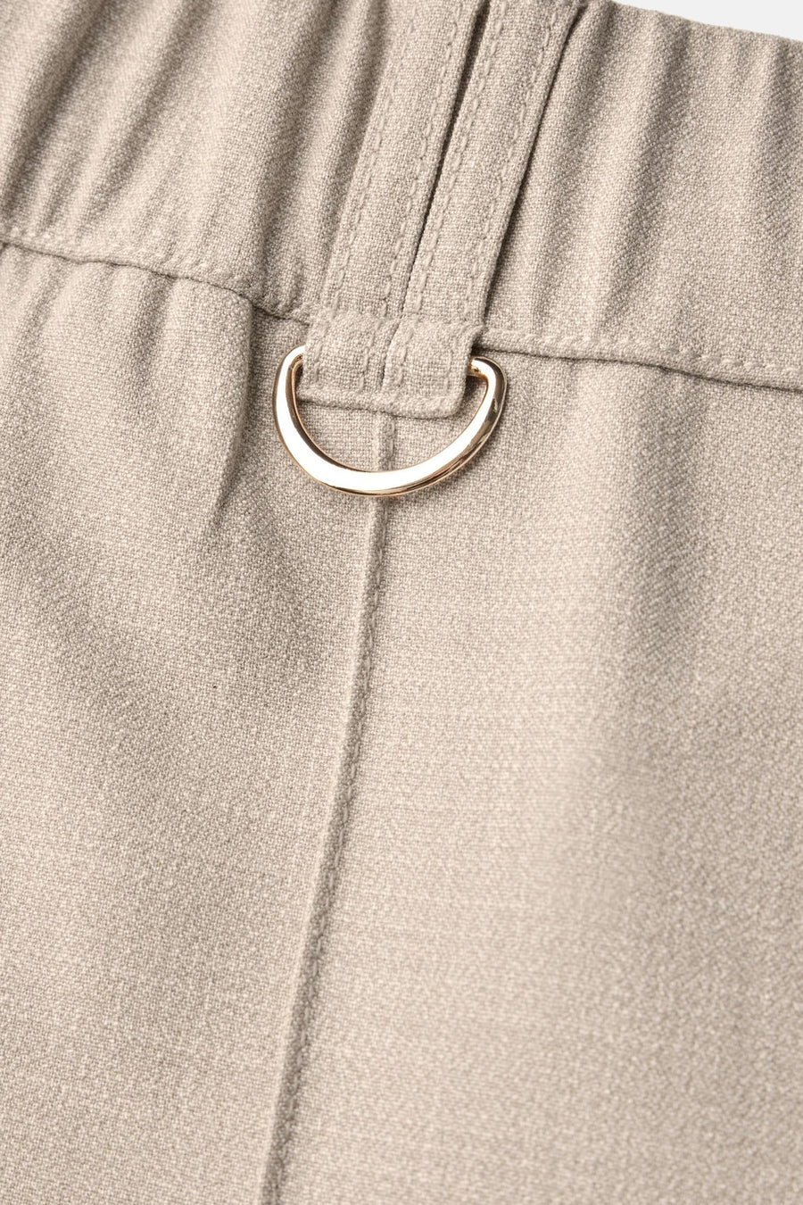 Beige broek van STREET ONE met een decoratieve goudkleurige metalen gesp.