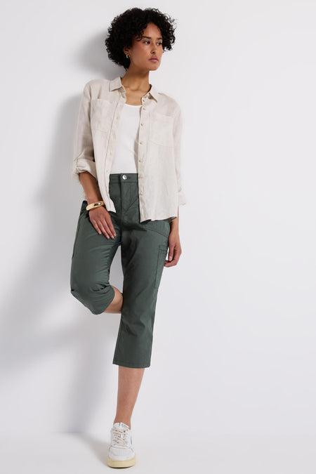 Pantalon cargo vert par STREET ONE, porté avec une chemise beige et des baskets blanches.