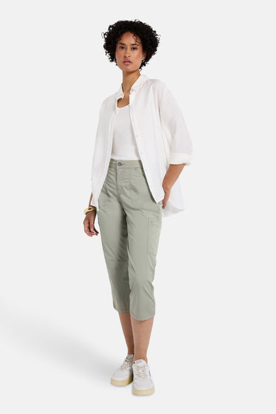 Groene cargobroek van Street One, gedragen met een wit overhemd en witte sneakers.