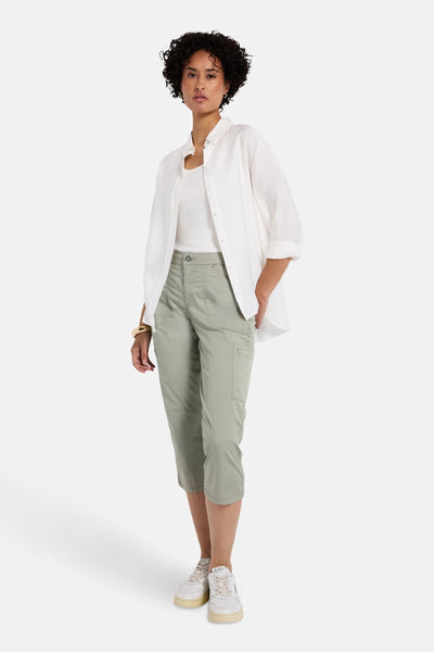 Groene cargobroek van Street One, gedragen met een wit overhemd en witte sneakers.