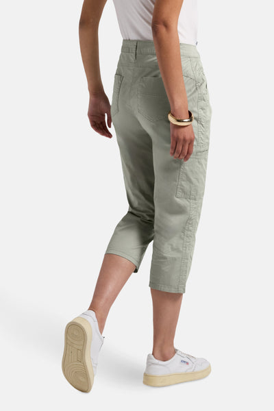 Lichtgroene 3/4-lange cargobroek van STREET ONE, gedragen met witte sneakers en een gouden armband.