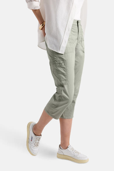 Pantalon cargo vert de STREET ONE, coupe capri, porté avec une chemise blanche et des baskets.