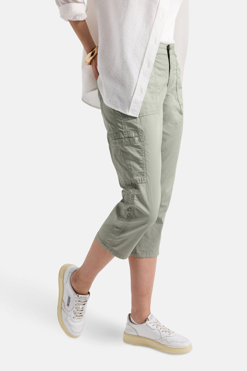 Groene cargobroek van STREET ONE, capri-model, gedragen met een wit overhemd en sneakers.