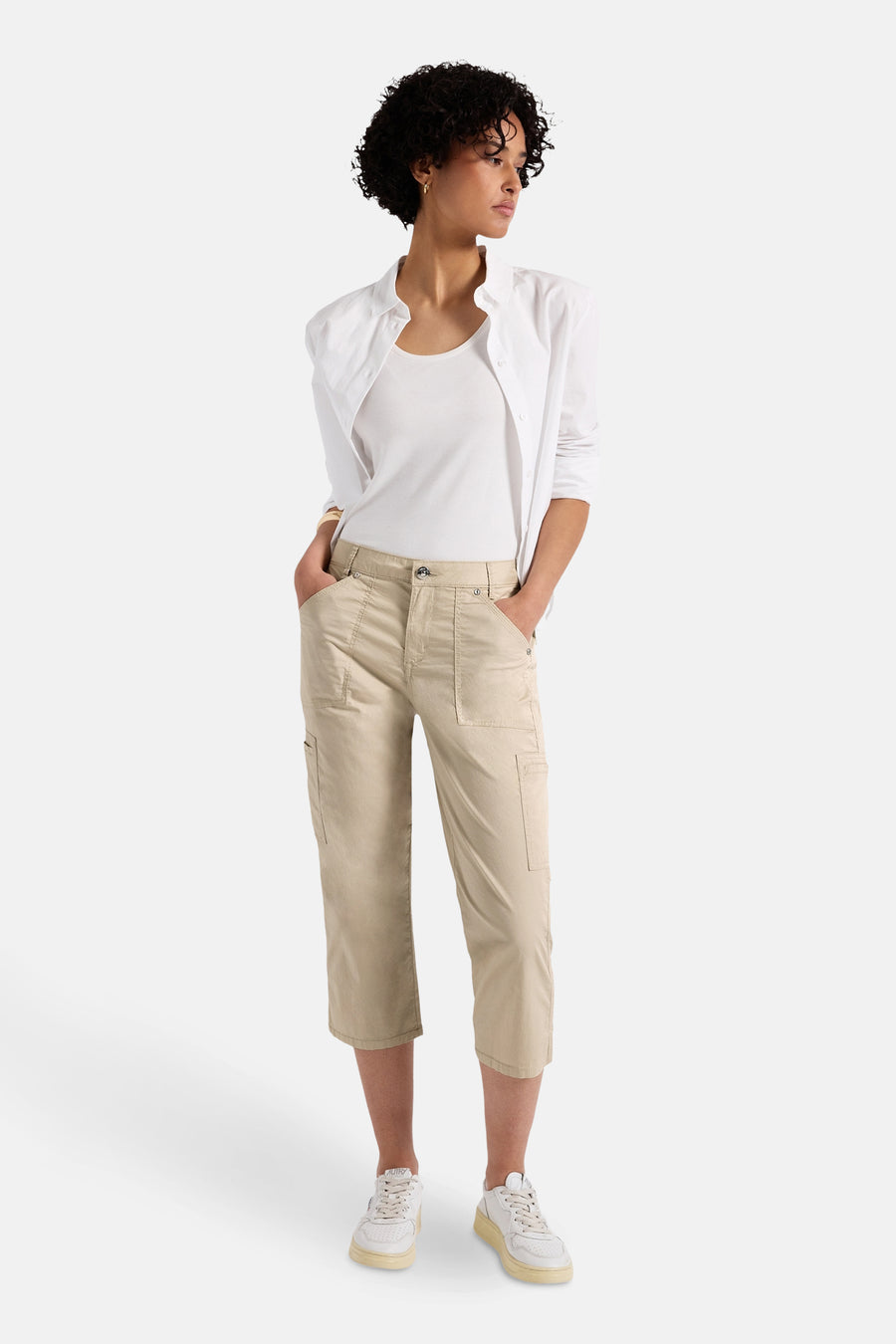 Pantalon cargo beige de STREET ONE porté avec un t-shirt blanc et une chemise blanche ouverte.