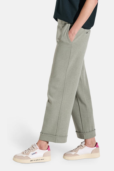 Groene casual broek van STREET ONE met een losse pasvorm en omgeslagen zomen, gedragen met een zwart T-shirt en beige sneakers.
