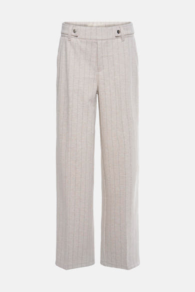 Beige kostuumbroek van STREET ONE, subtiele strepen en Italiaanse zak in close-up.