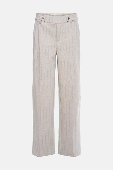 Beige kostuumbroek van STREET ONE, subtiele strepen en Italiaanse zak in close-up.