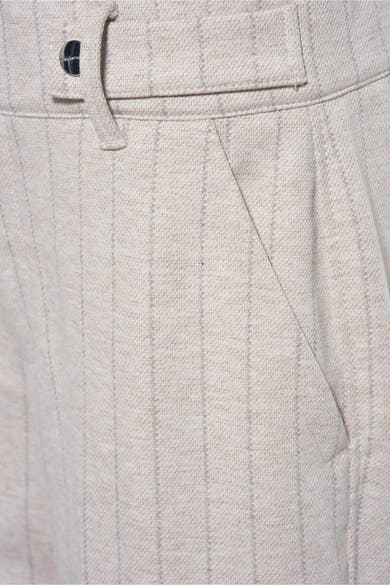 Pantalon de costume beige de STREET ONE, rayures discrètes et poche italienne en gros plan.