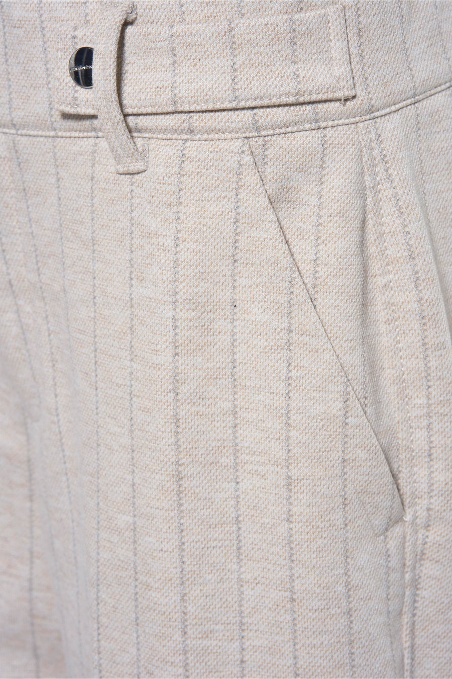 Pantalon de costume beige de STREET ONE, rayures discrètes et poche italienne en gros plan.