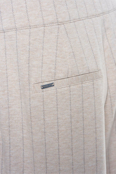 Beige pantalon de costume de Street One avec un motif à fines rayures verticales et une poche arrière passepoilée.