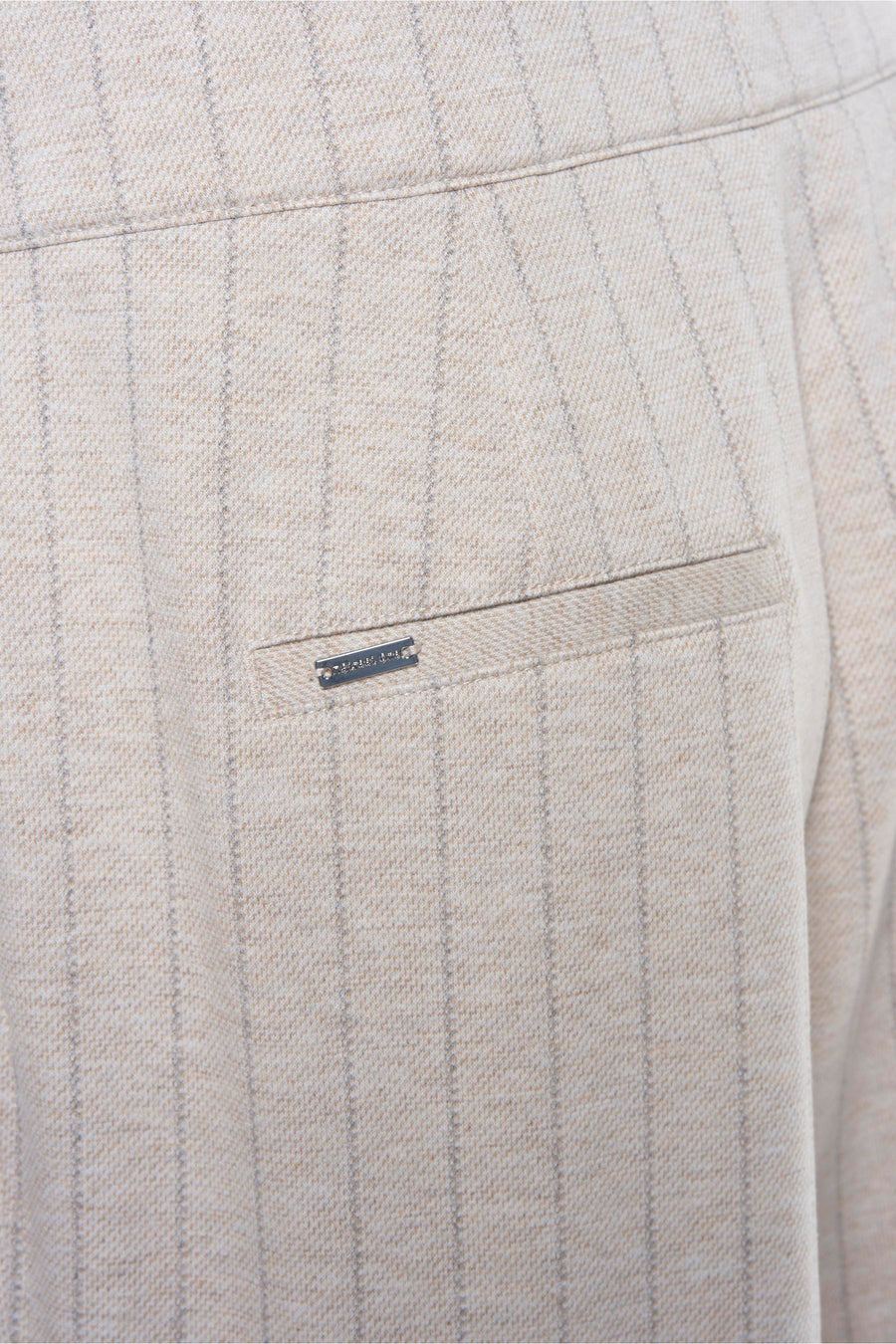 Beige pantalon de costume de Street One avec un motif à fines rayures verticales et une poche arrière passepoilée.