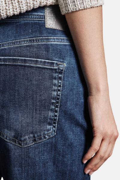 Jean large bleu moyen de Street One, détail d'une poche arrière et logo de la marque.