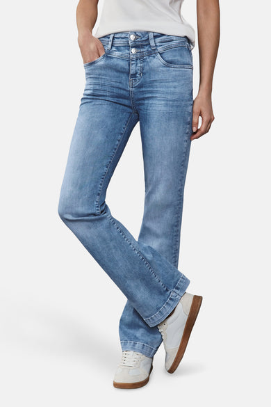 Street One lichtblauwe denim bootcut jeans, gedragen met een beige jasje en witte sneakers