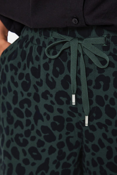 Pantalon en motif léopard vert et noir, de Street One, avec cordon de serrage vert.