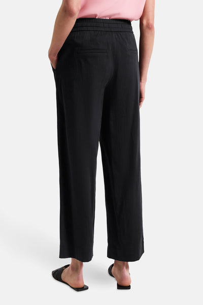 Zwarte broek van STREET ONE, losse pasvorm, met zakken en elastische tailleband.