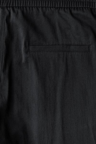 Pantalon noir Street One avec ceinture élastique et poche arrière passepoilée.
