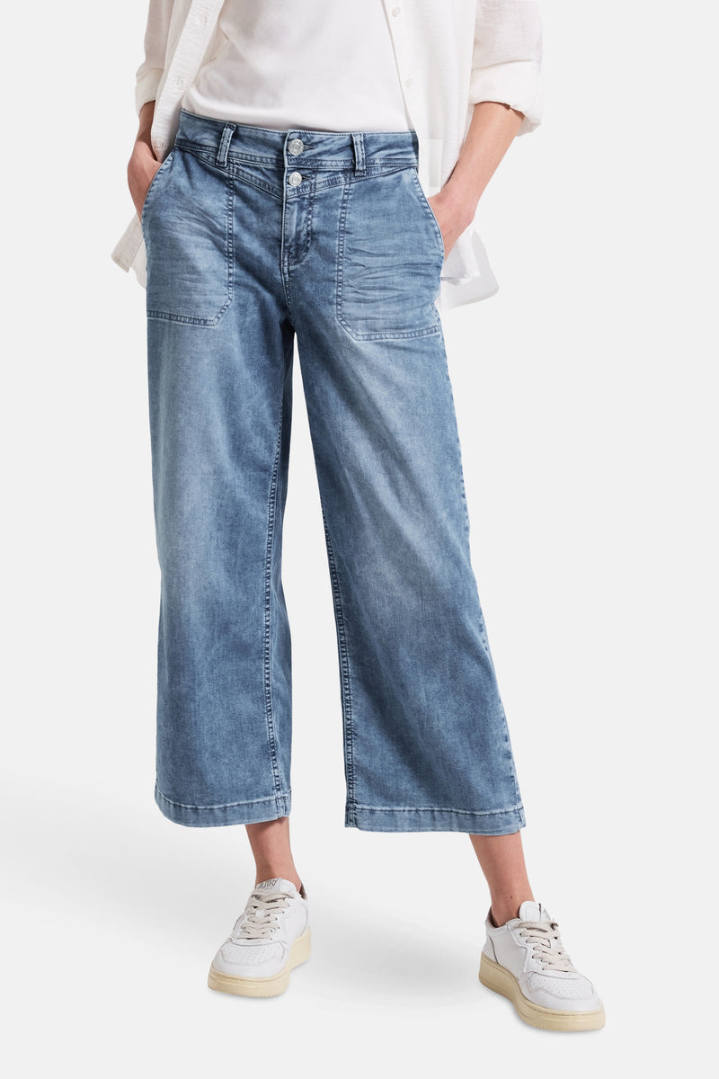 Jean large en denim bleu moyen de STREET ONE, avec des poches plaquées et ourlets bruts.