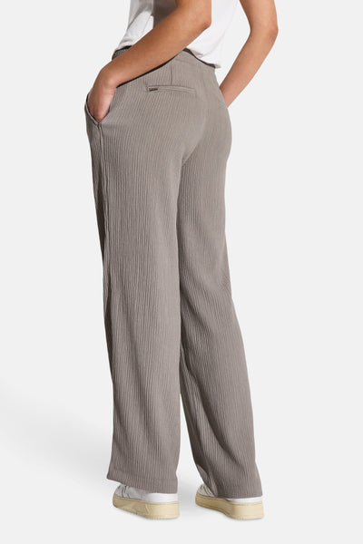 Pantalon beige plissé de STREET ONE, avec des poches et une coupe droite.