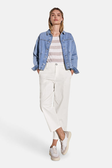 Pantalon blanc de STREET ONE, porté avec une veste en jean décontractée et un t-shirt à rayures.