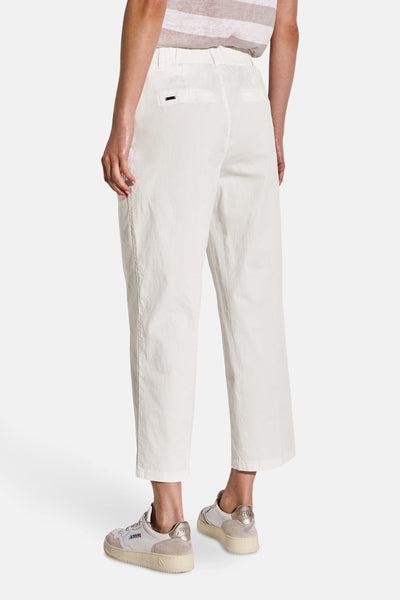Pantalon blanc de STREET ONE, coupe décontractée, avec poches arrière et chaussures de sport assorties.