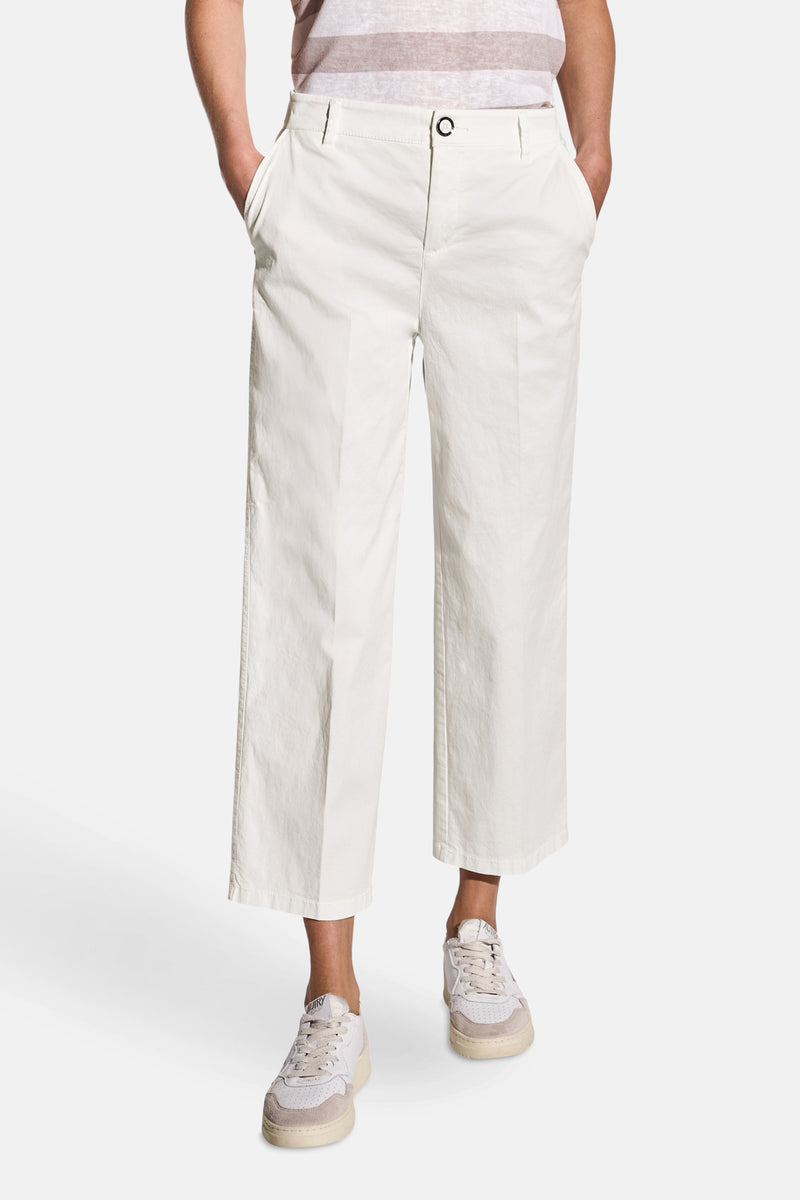 Pantalon blanc de STREET ONE, coupe cropped et jambes larges, porté avec un t-shirt rayé et des baskets blanches.
