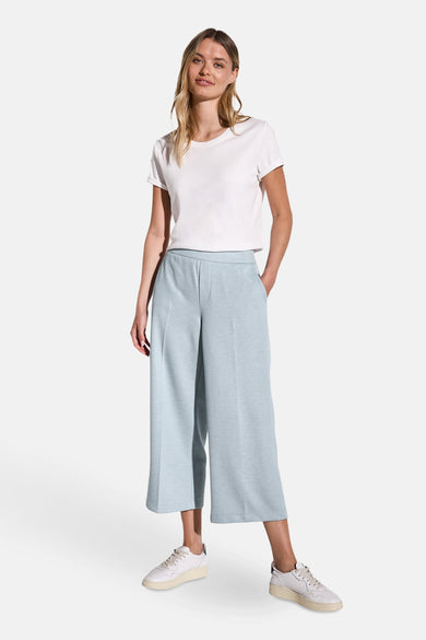 Blaauwe Street One van Street One,, een shirt shirt en witte en.
