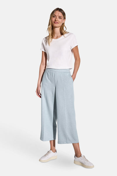 Blaauwe Street One van Street One,, een shirt shirt en witte en.