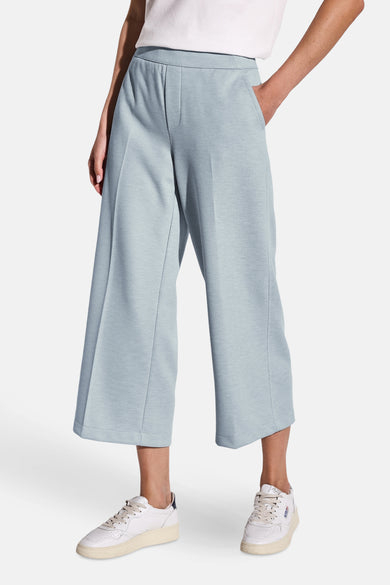 Breed blauw broek van STREET ONE met zakken en witte sportlaarzen.