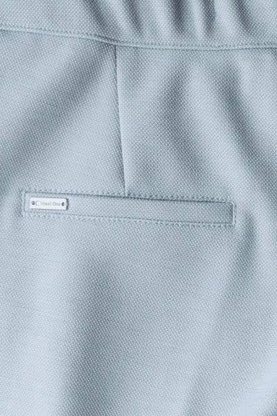 Pantalon bleu de Street One, avec détail de poche plaquée et texture piquée subtile.